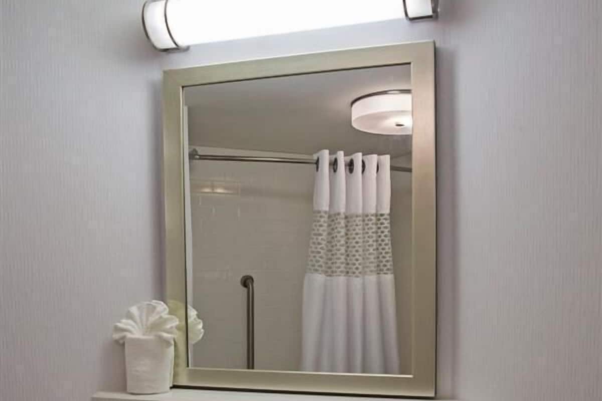 Combined shower/bathtub, free toiletries, hair dryer, towels