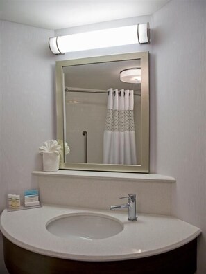 Combined shower/bathtub, free toiletries, hair dryer, towels