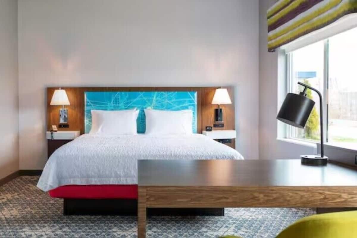 Studio Suite, 1 King Bed with Sofa bed, Refrigerator & Microwave (Wet bar)