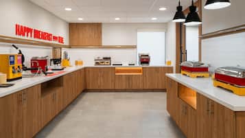 Een moderne keuken met houten kastjes, een koffieapparaat en een broodrooster.