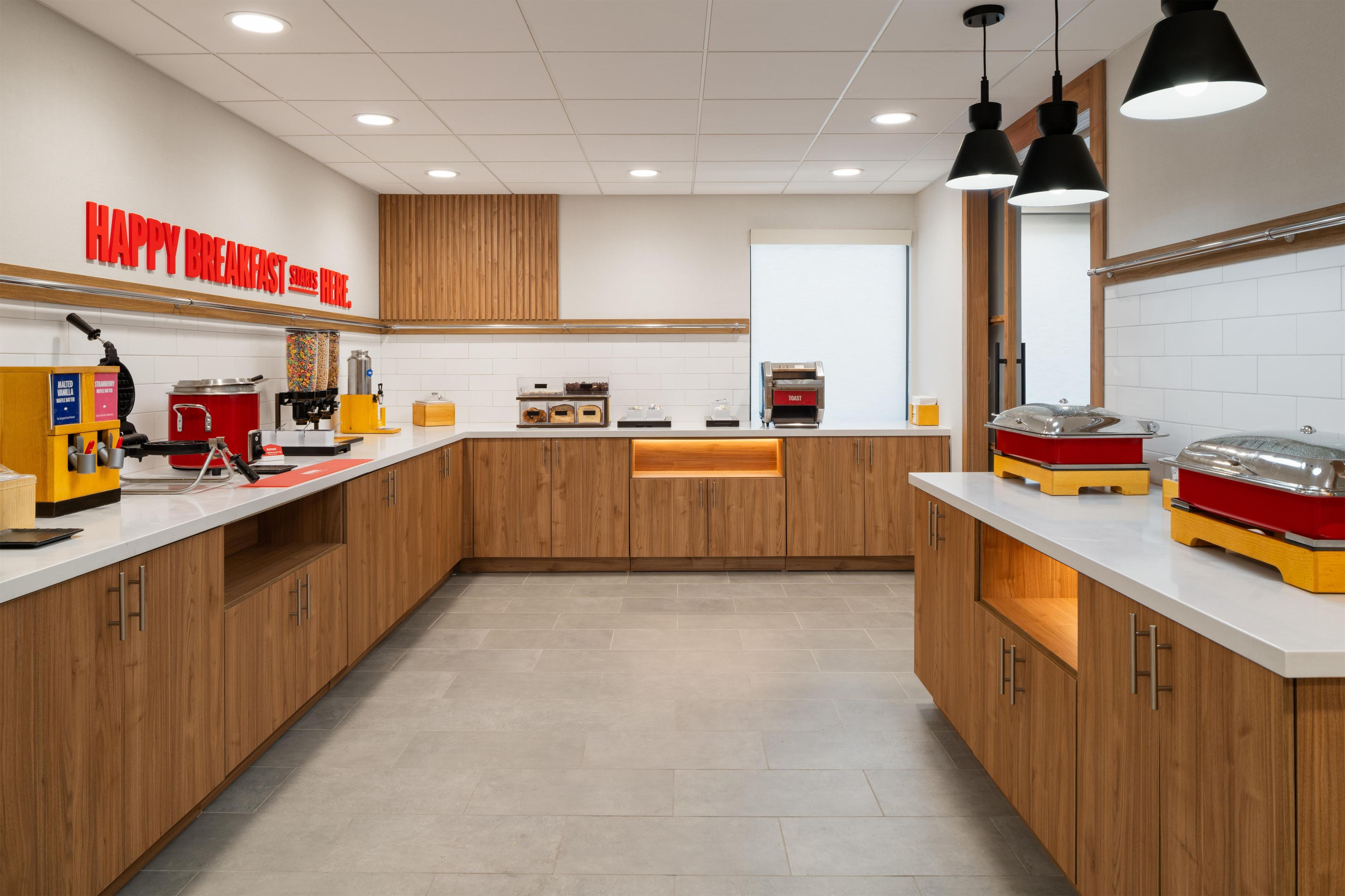 Una cocina moderna con armarios de madera, una cafetera y un tostador.