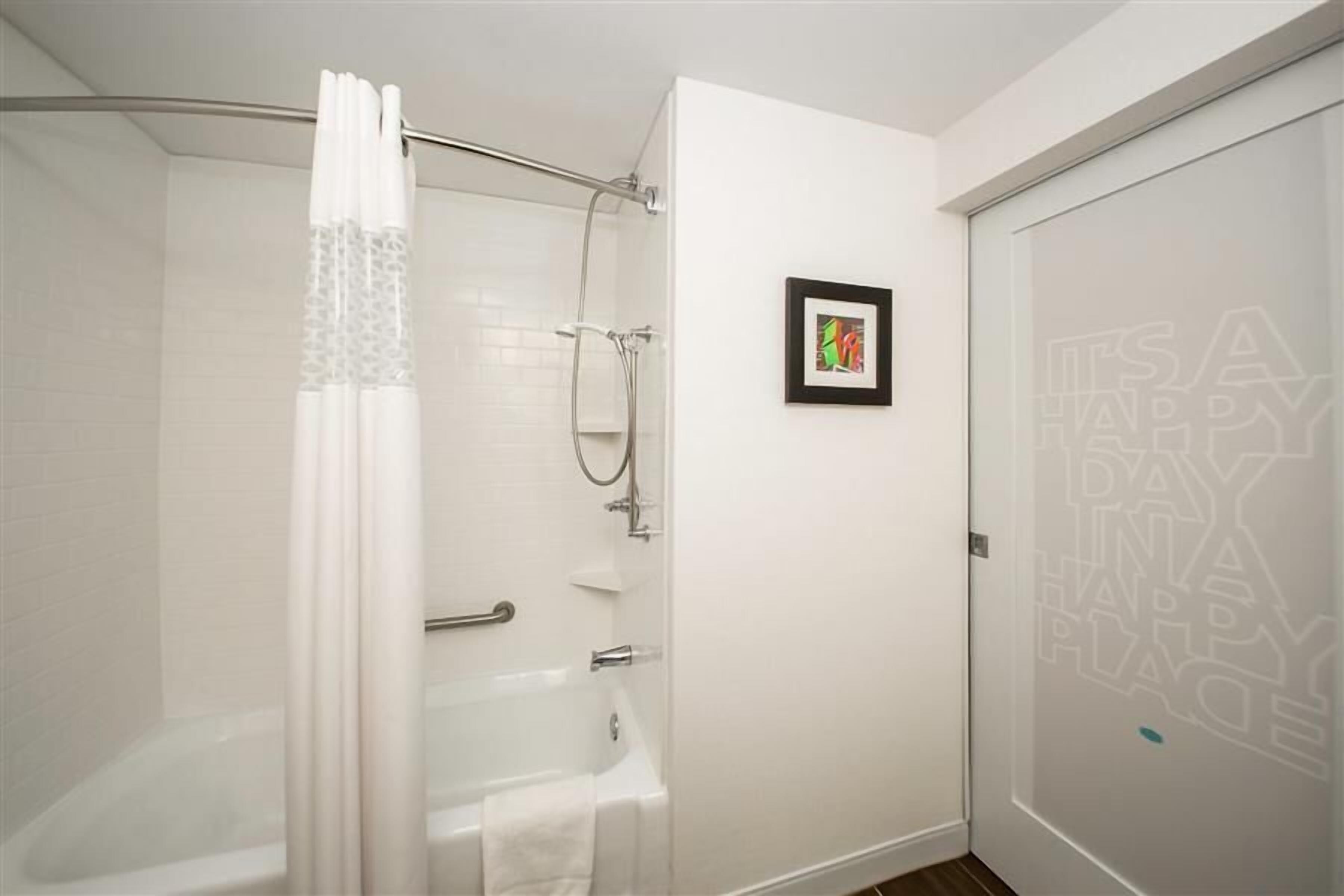 Combined shower/bathtub, free toiletries, hair dryer, towels