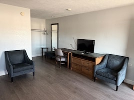 Habitación Confort doble | Zona de estar | Una televisión