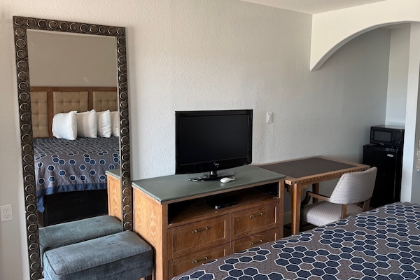 Deluxe Single Room | Desk, laptop workspace, blackout drapes, iron/ironing board