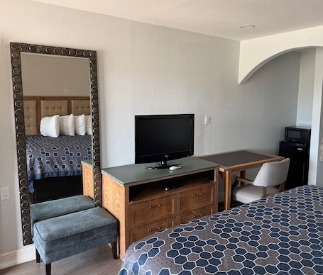 Deluxe Single Room | Desk, laptop workspace, blackout drapes, iron/ironing board. WESTERN INN