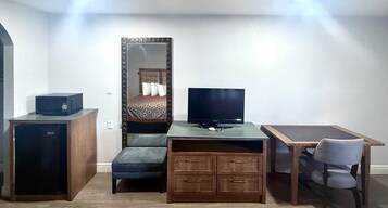 Escritorio, espacio para trabajar con un portátil, cortinas opacas