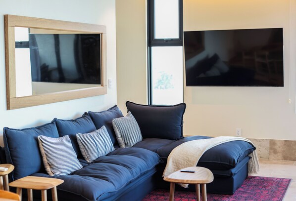 Comfort appartement, uitzicht op oceaan | Woonkamer | Een 50-inch flatscreentelevisie met digitale zenders