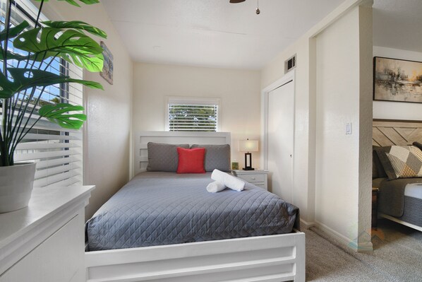 2 bedrooms, iron/ironing board, WiFi, bed sheets