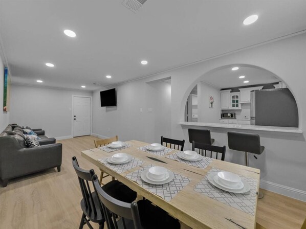 Dining - Lovely 4-bedroom house in Arlington with AC (Arlington)
