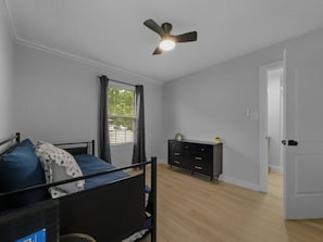 4 slaapkamers, een strijkplank/strijkijzer, internet, beddengoed