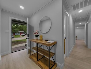 Interior - Lovely 4-bedroom house in Arlington with AC (Arlington)