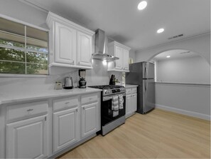Microwave, oven, stovetop, dishwasher - Lovely 4-bedroom house in Arlington with AC (Arlington)
