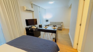 Habitació doble Deluxe | Minibar, escriptori, cortines opaques i planxa i posts de planxar 