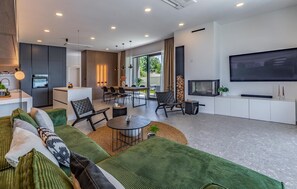 TV - Gorgeous home in Medulin with private swimming pool, can be inside or outside (Medulin)