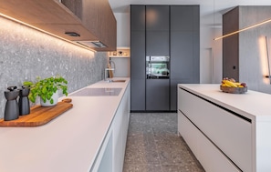 Refrigerador, horno, placa de cocina, lavavajillas
