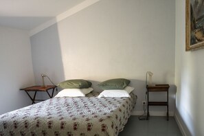 1 bedroom, WiFi (free), bed sheets - Comfort Suite for 4 people (Tarascon)