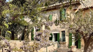 A traditional building with a stone staircase leading to a door with green shutters. - Comfort Suite for 4 people (Tarascon)