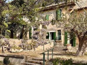 A traditional building with a stone staircase leading to a door with green shutters. - Comfort Suite for 4 people (Tarascon)