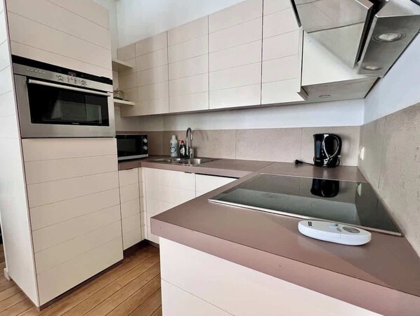 Fridge, microwave, dishwasher, cookware/dishes/utensils
