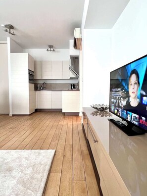 Kühlschrank, Mikrowelle, Geschirrspüler, Kochgeschirr/Geschirr/Besteck