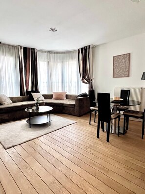 TV, offices - Modern Apartment for 4 Near Museums (Brussels)