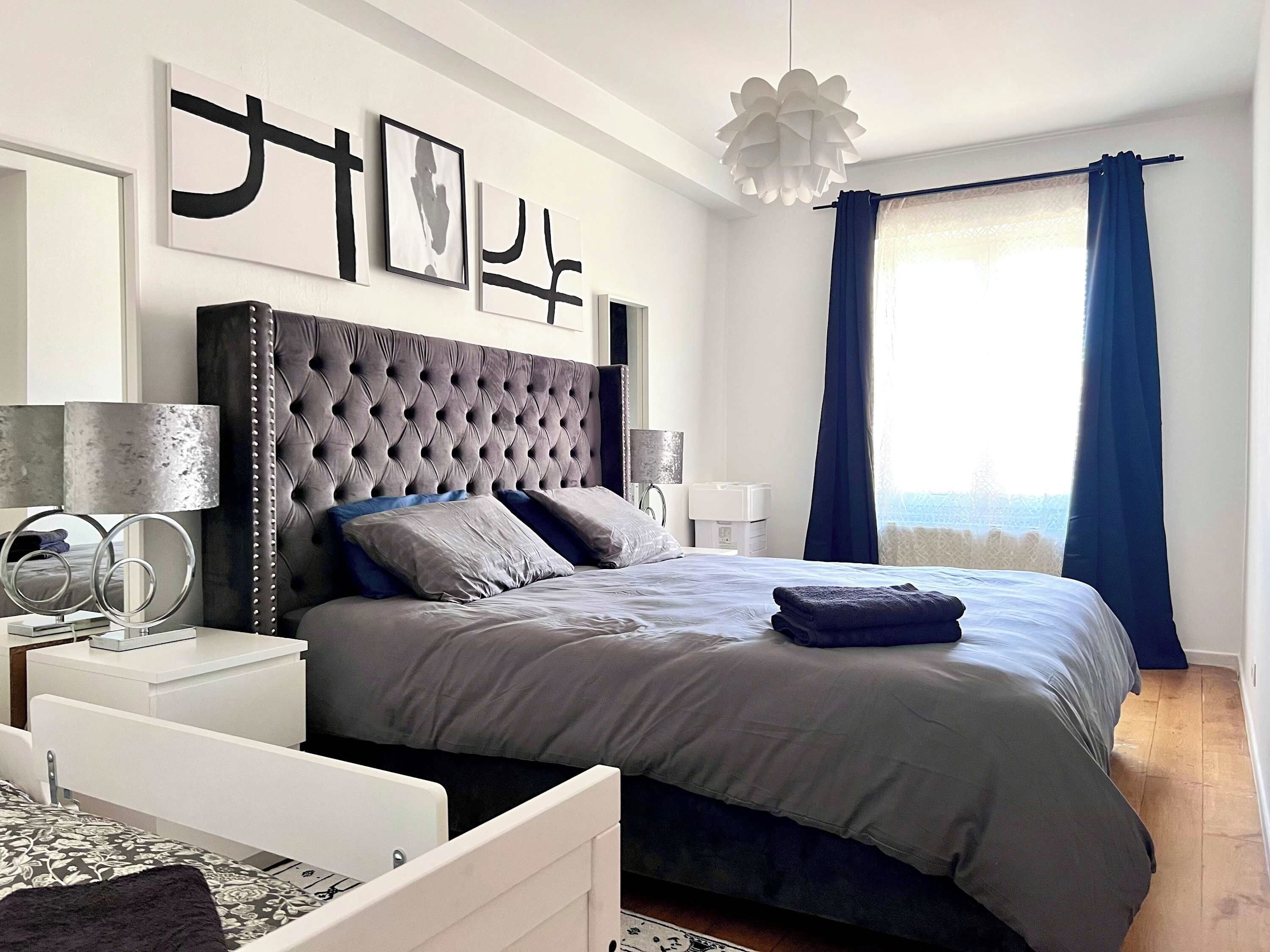 1 slaapkamer, een strijkplank/strijkijzer, beddengoed