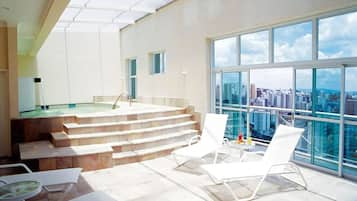 Piscina interna, espreguiçadeiras