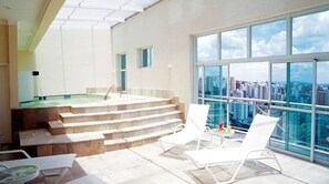 Piscina interna, espreguiçadeiras