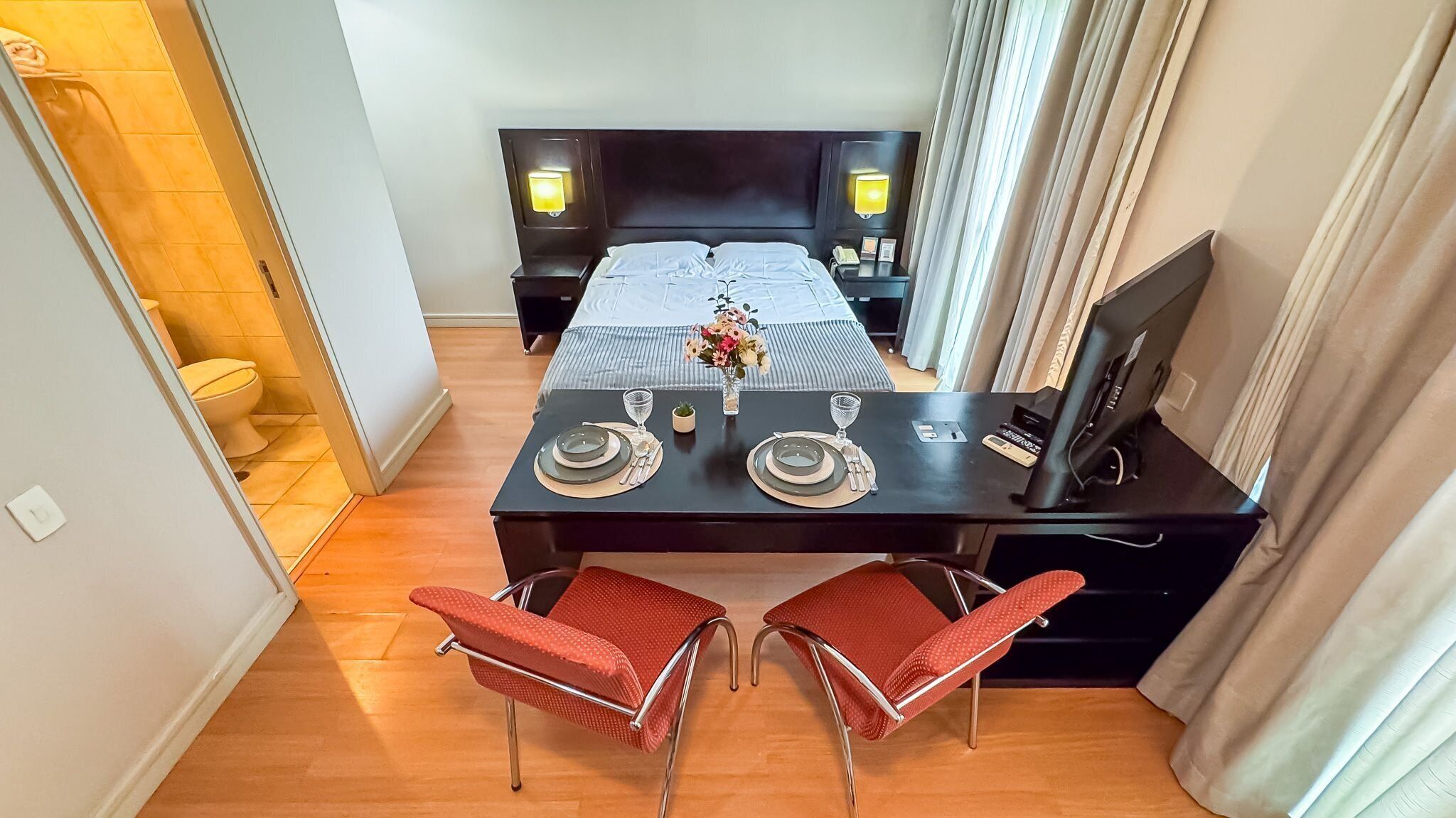 Suíte luxo | Cortinas blackout, ferros/tábuas de passar roupa, Wi-Fi de cortesia