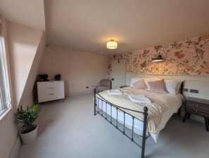 3 bedrooms, iron/ironing board, free WiFi, bed sheets