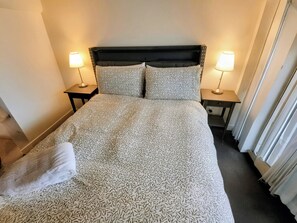 Bügeleisen/Bügelbrett, kostenloses WLAN, Bettwäsche