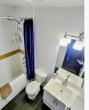 Haartrockner, Handtücher, Seife, Toilettenpapier