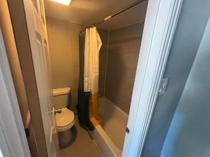 Rum - 1 queensize-säng - rökare | Badrum | Dusch, gratis toalettartiklar och handdukar