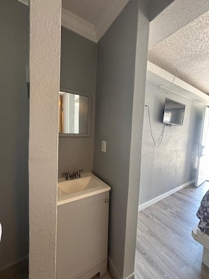 Room, 1 Queen Bed, Smoking | Bathroom