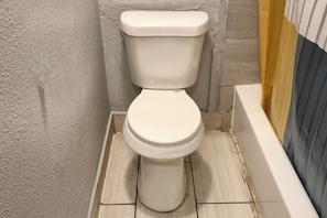 Habitació, 1 llit de matrimoni, fumadors | Bany | Articles de tocador gratuïts i tovalloles