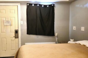 Room, 1 Queen Bed, Smoking | In-room safe, free WiFi, bed sheets - Mi Amor Inn & Suites By Hotel O Dallas Tx Hwy 352 (Dallas)