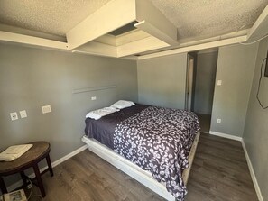 Room, 1 Queen Bed, Smoking | In-room safe, free WiFi, bed sheets