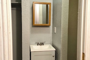 Habitación, 1 cama de matrimonio, fumadores | Lavabo del cuarto de baño