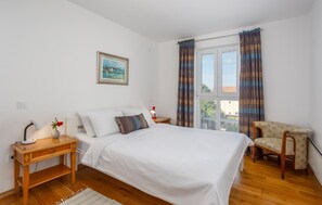 1 slaapkamer, een strijkplank/strijkijzer, gratis wifi, beddengoed