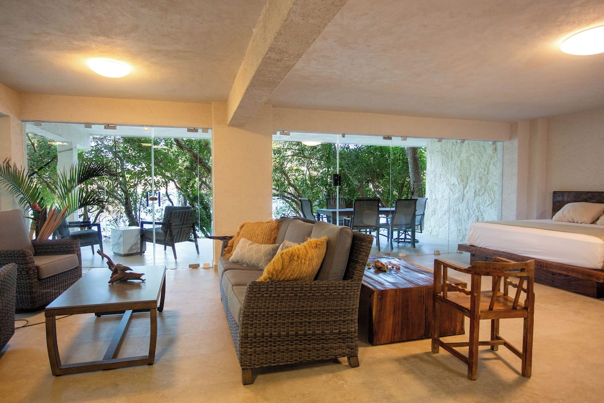 Suite, Oceanfront | Free WiFi