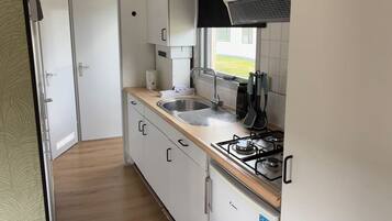 Refrigerador, cafetera y tetera, tostadora y utensilios de cocina