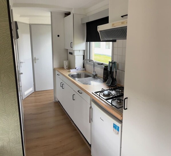 Fridge, coffee/tea maker, toaster, cookware/dishes/utensils - Great chalet at Park Kniphorst (Anloo)