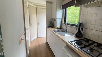 Refrigerador, cafetera y tetera, utensilios de cocina y comedor