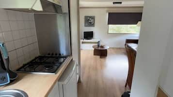 Refrigerador, cafetera y tetera, utensilios de cocina y comedor