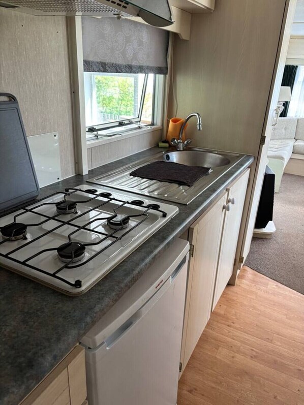 Fridge, cookware/dishes/utensils