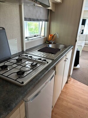 Frigorífic i utensilis de cuina, vaixella i coberteria