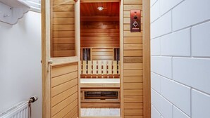 Una sauna con paredes de madera y un panel de control.