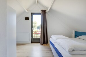 3 bedrooms, desk, iron/ironing board, travel crib