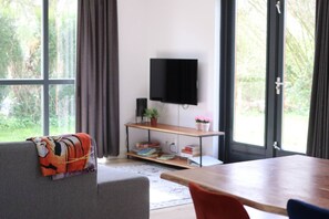 Fernseher, Kamin, Tischtennisplatte