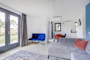 Fernseher, Kamin, Tischtennisplatte